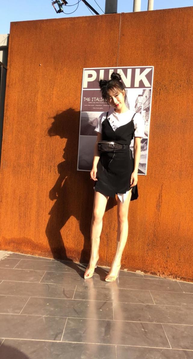 够大胆李念最新写真穿透明长筒靴出镜卓尔灵动彰显青春力