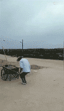 搞笑gif动态图:这样搬砖,挺费鞋吧 - 360娱乐,你开心就好