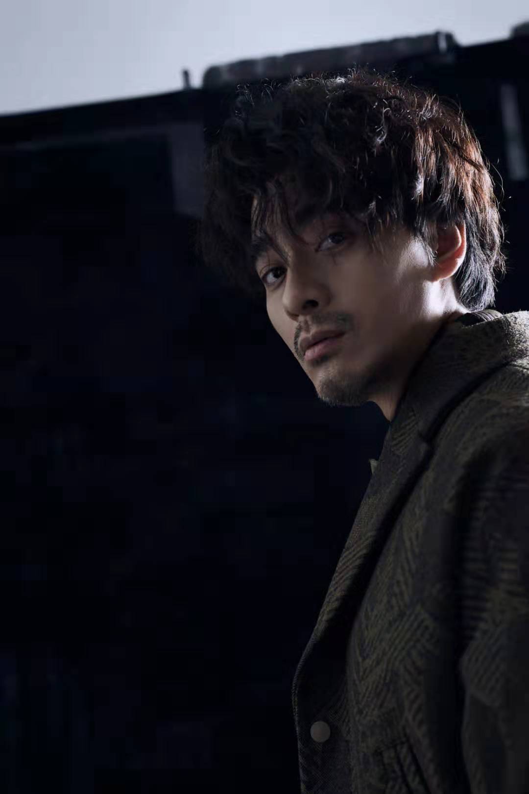 陈龙解锁秋冬in时尚 眼神带戏充满成熟男人魅力