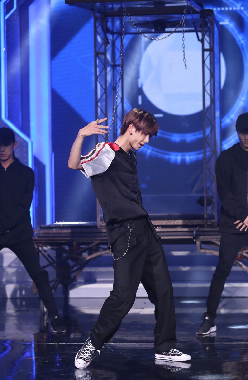 王一博《天天向上》大秀魔性锤子舞 与蔡徐坤切磋球