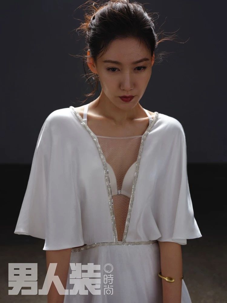 高露可以是妩媚撒娇的心机反派,也可以是贤惠理性的都市高知女性;现实