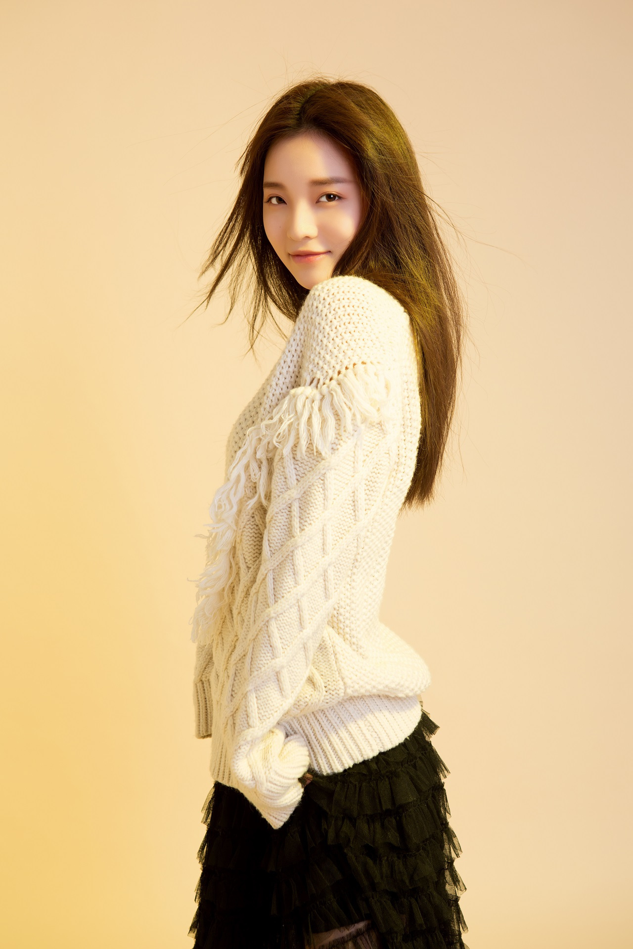 曾雪瑶白色情人节写真来袭长发飞扬眉目含情