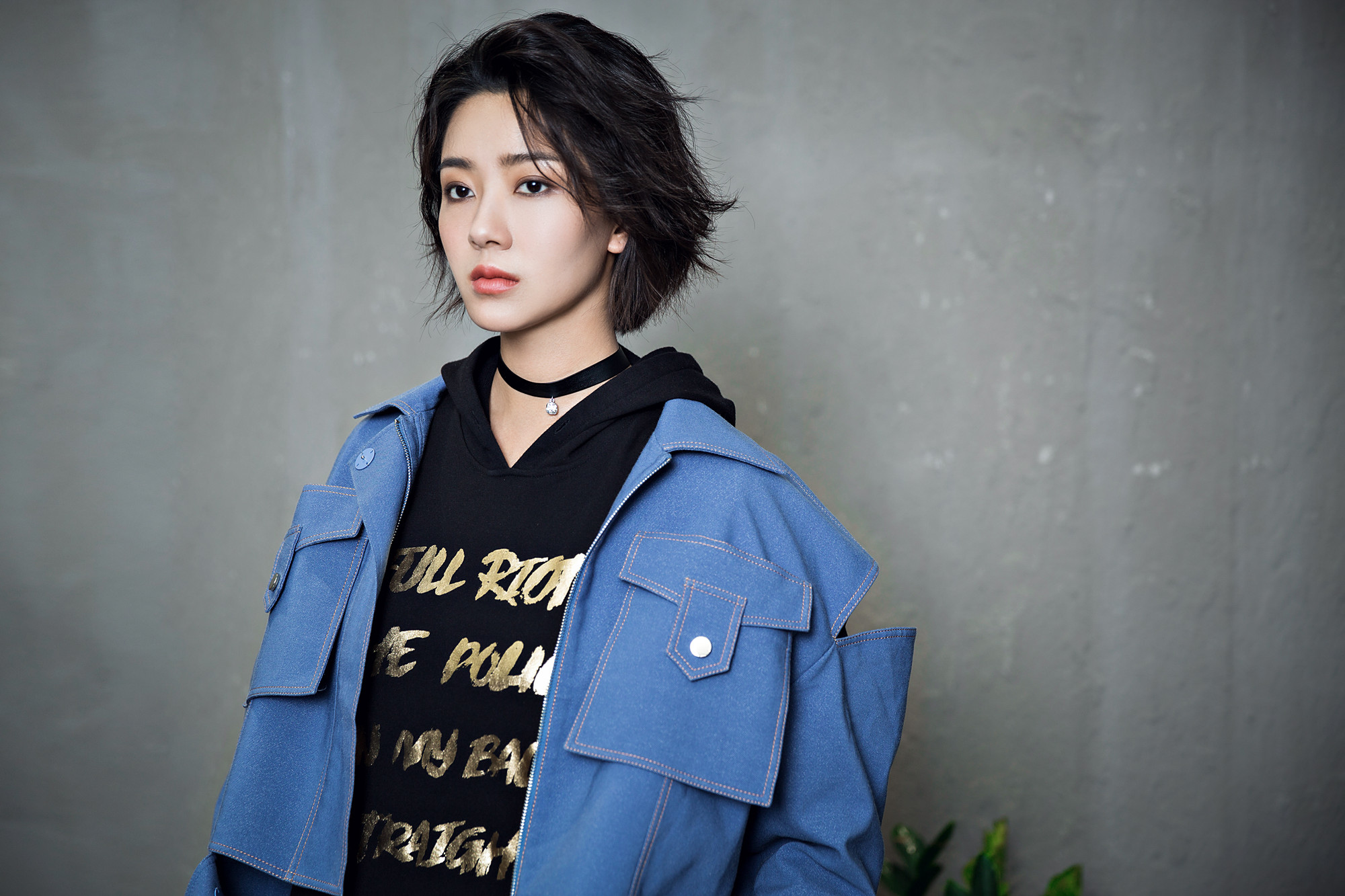 孟真最新大片上演“眼神杀” 牛仔劲装酷感十足 -- 眼界,放眼世界