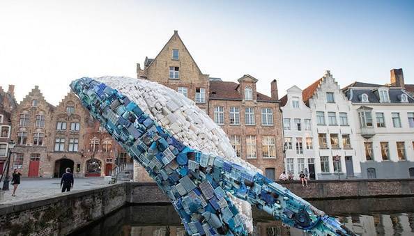 雕塑就像是要从水池中跳跃而出,而它的制作材料,全部采用海洋中的塑料