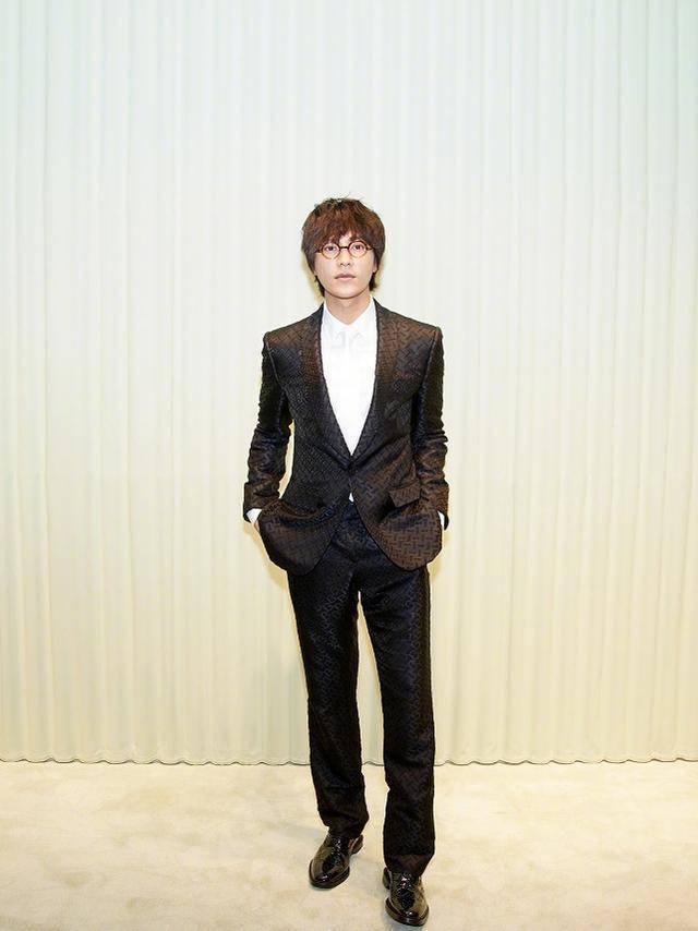 陈坤17岁儿子陈尊佑正脸照,颜值长相随母亲,你们能猜出是谁吗?
