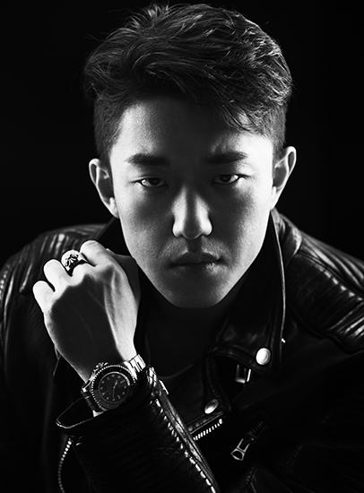 孟阿赛和家人庆生新戏黄金瞳热拍引期待