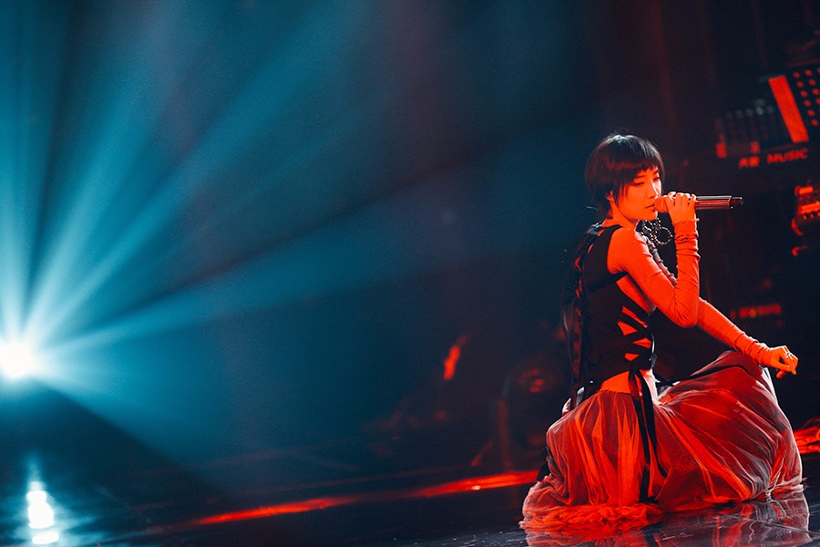 苏诗丁重返歌手化身音乐剧女主角精妙改编红眼睛广获好评