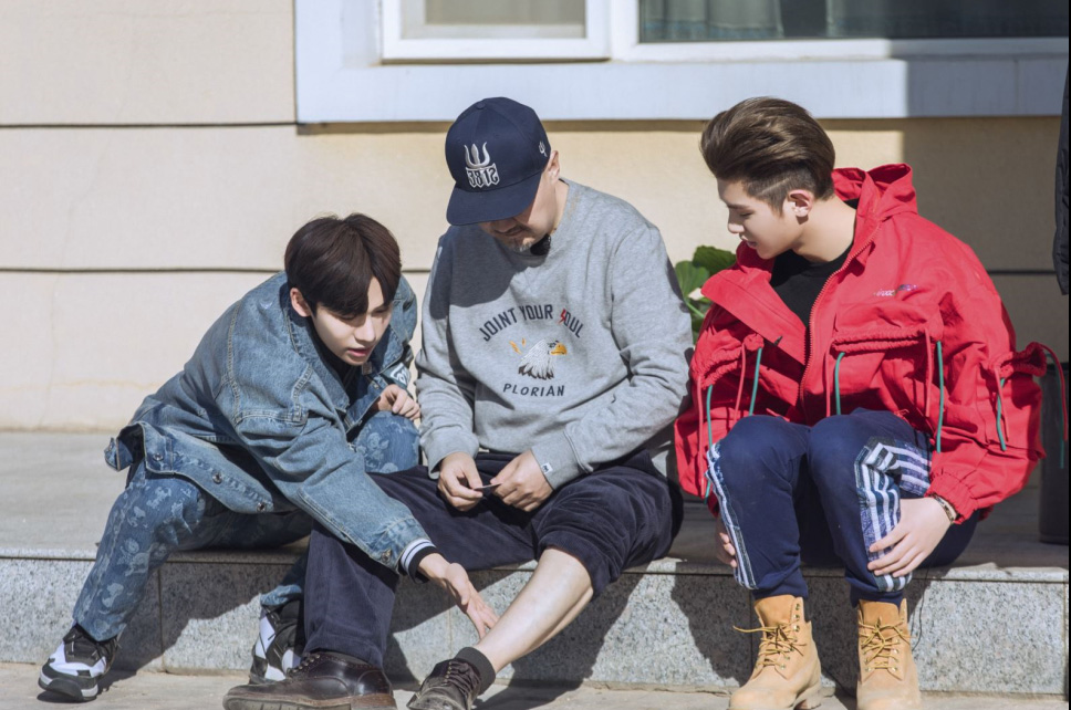 《少年可期》师父腾格尔意外拉伤  徒弟黄明昊丁泽仁暖心贴药