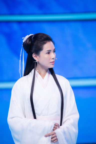 姑姑李若彤和李莫愁严慧明大年初一湖南卫视华人春晚重聚致敬金庸