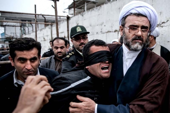 直击:伊朗一男子执行"绞刑"的全过程.