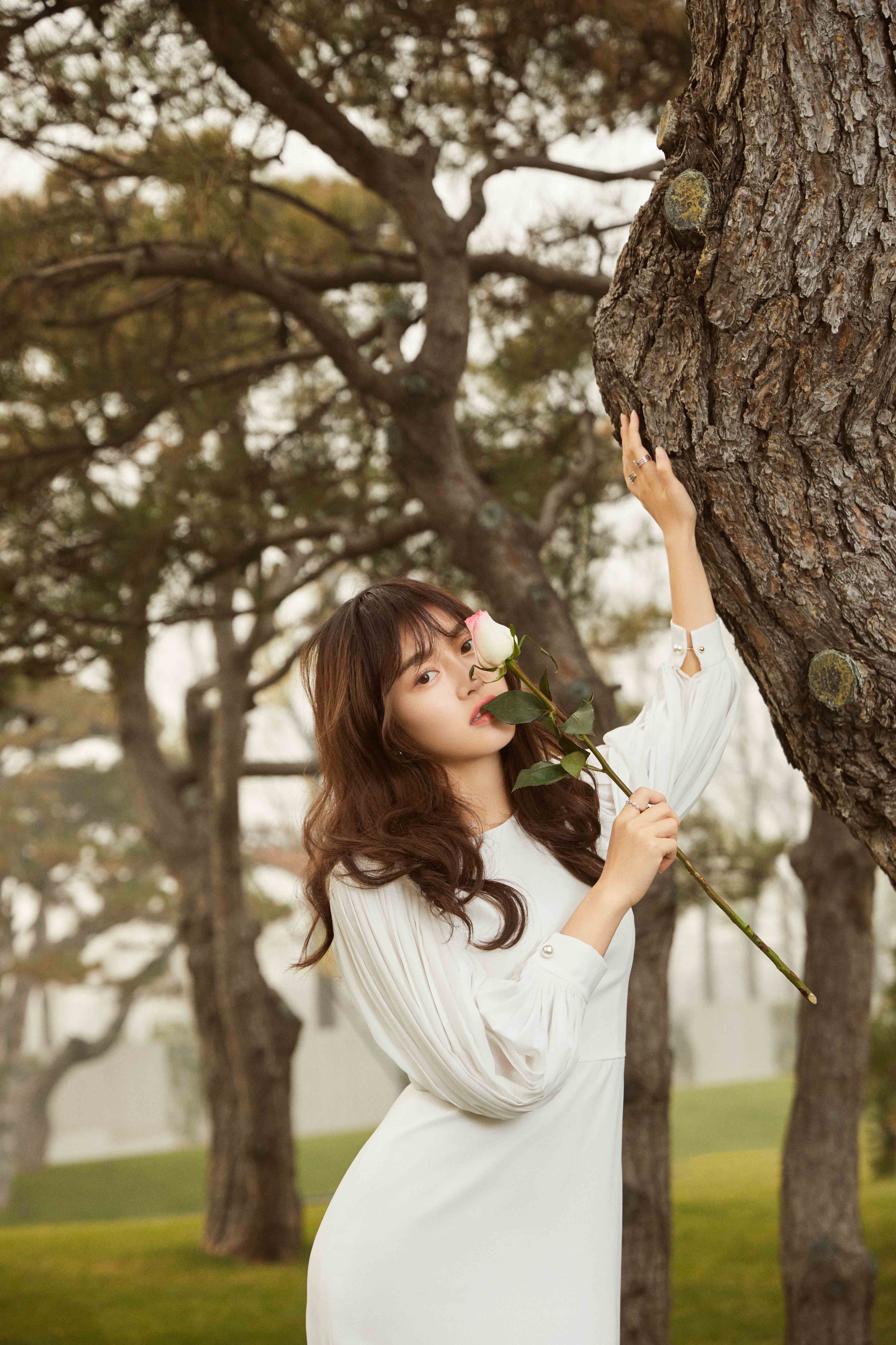 梨涡少女曾梦雪早春大片曝光一袭白裙女神范十足