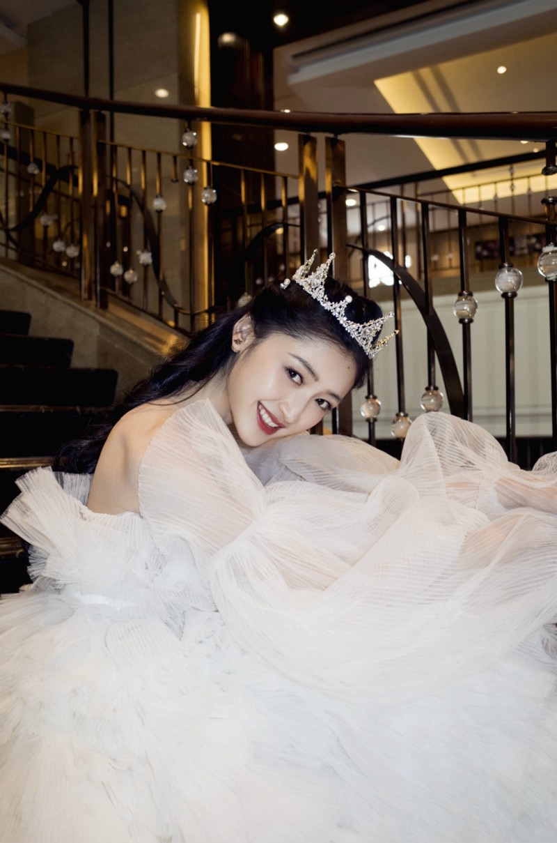 康可人一字肩蛋糕裙真香扮相看到锁骨线条我酸了