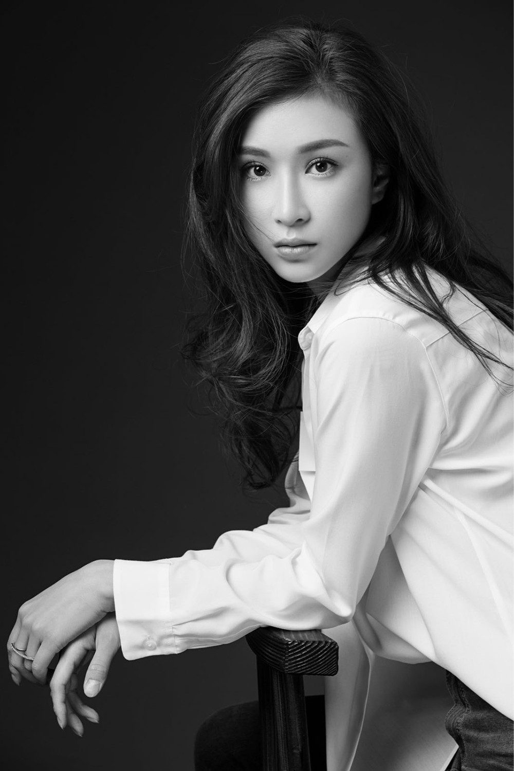 极简又性感!李恩西质感大片上演眼神杀