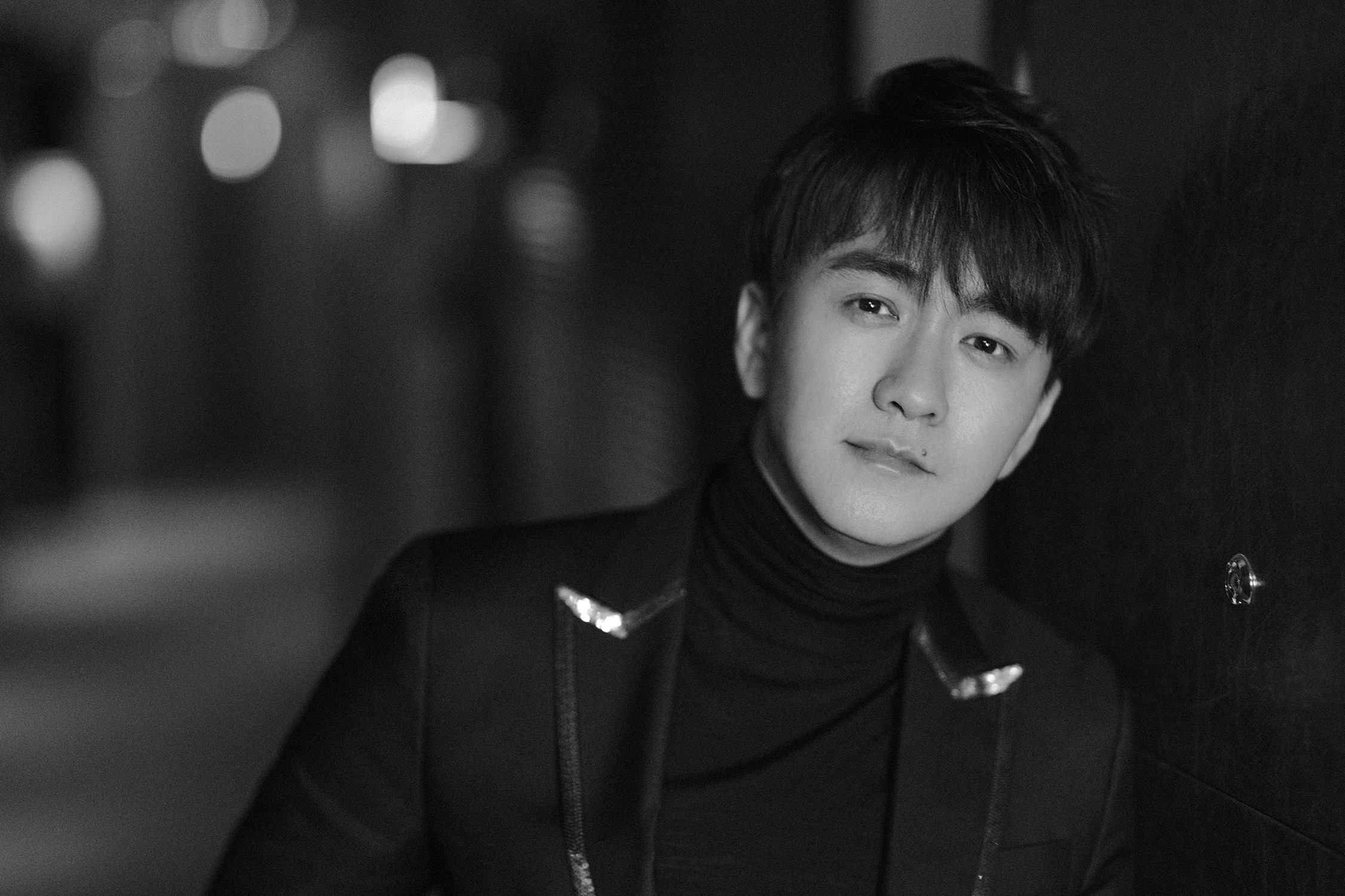 翟天临优雅西装亮相颁奖礼 携《原生之罪》摘值得推荐网剧奖