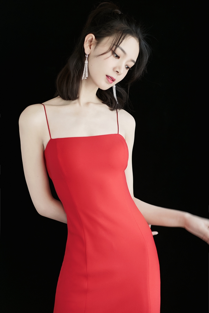 陈瑶潋滟红裙秀性感身材妩媚动人女王范儿十足