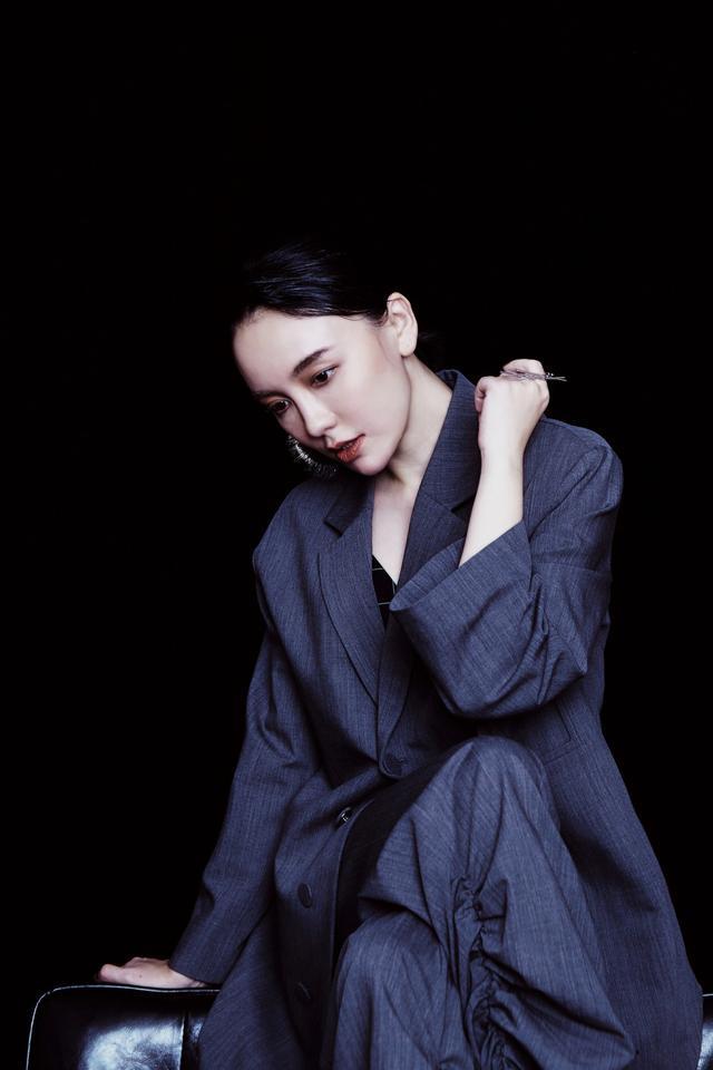 吕佳容唯美冷系大片出炉 暗夜女神撩力十足