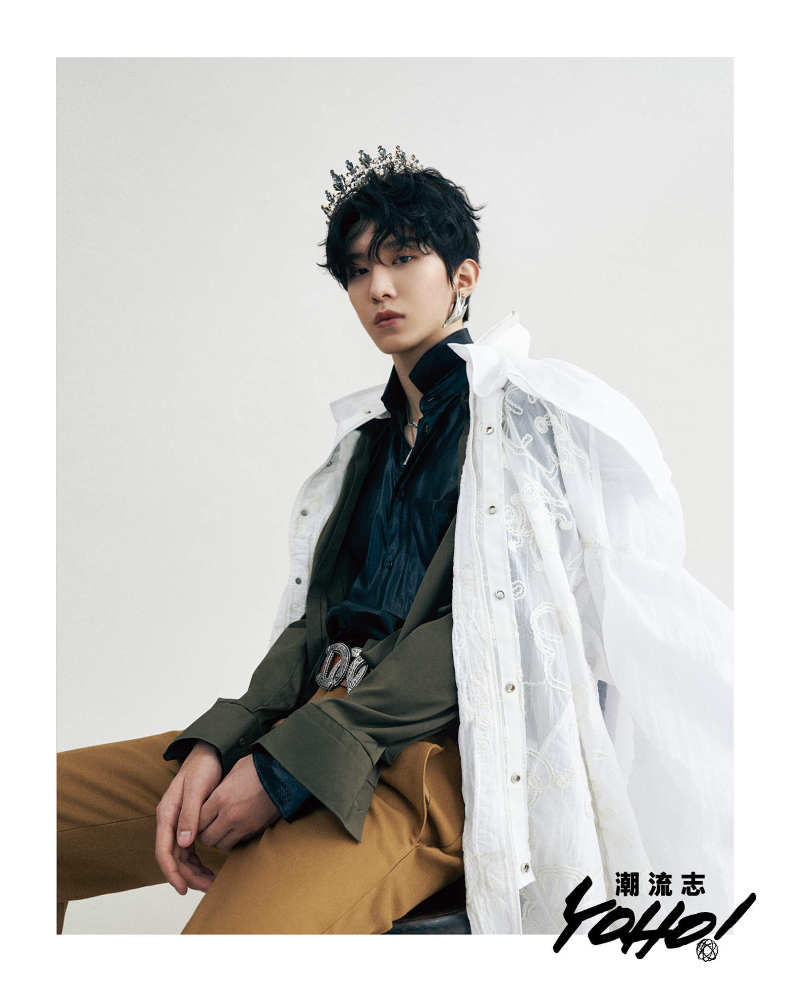 范丞丞再登金九封面 王冠加身化身中世纪贵族少年