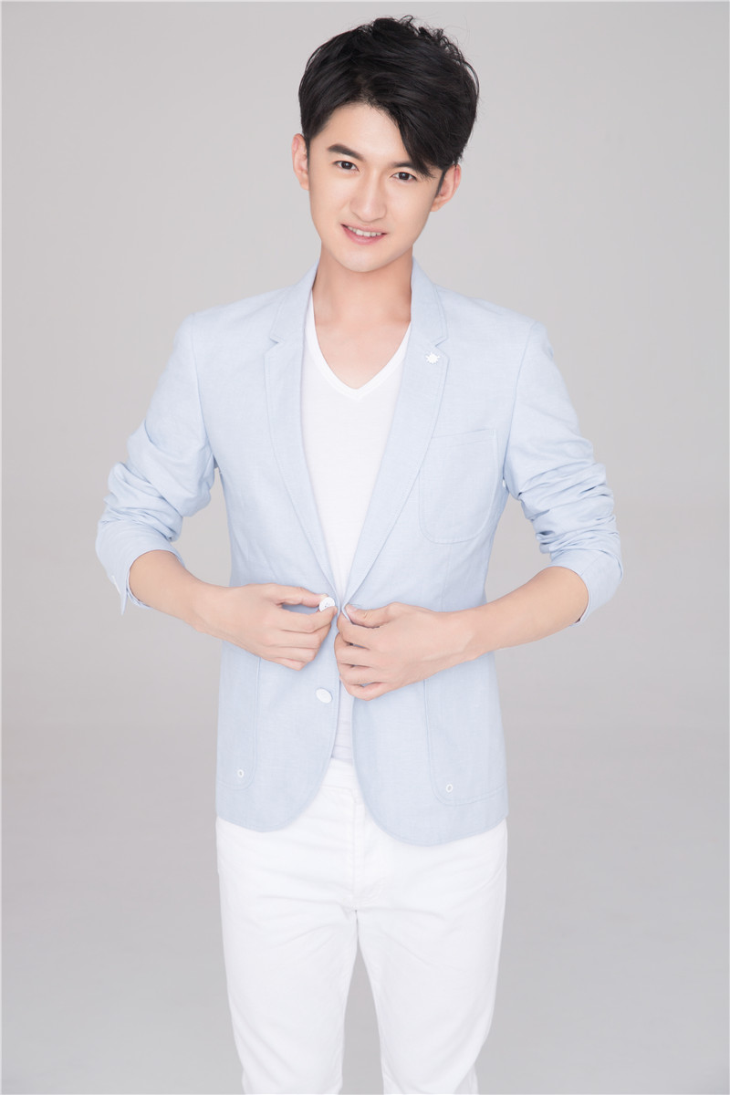 高广泽曝光西服写真举手投足间彰显青春颜色