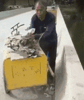 搞笑gif: 把垃圾往河水里扔,你是真省劲了 - 360娱乐,你开心就好