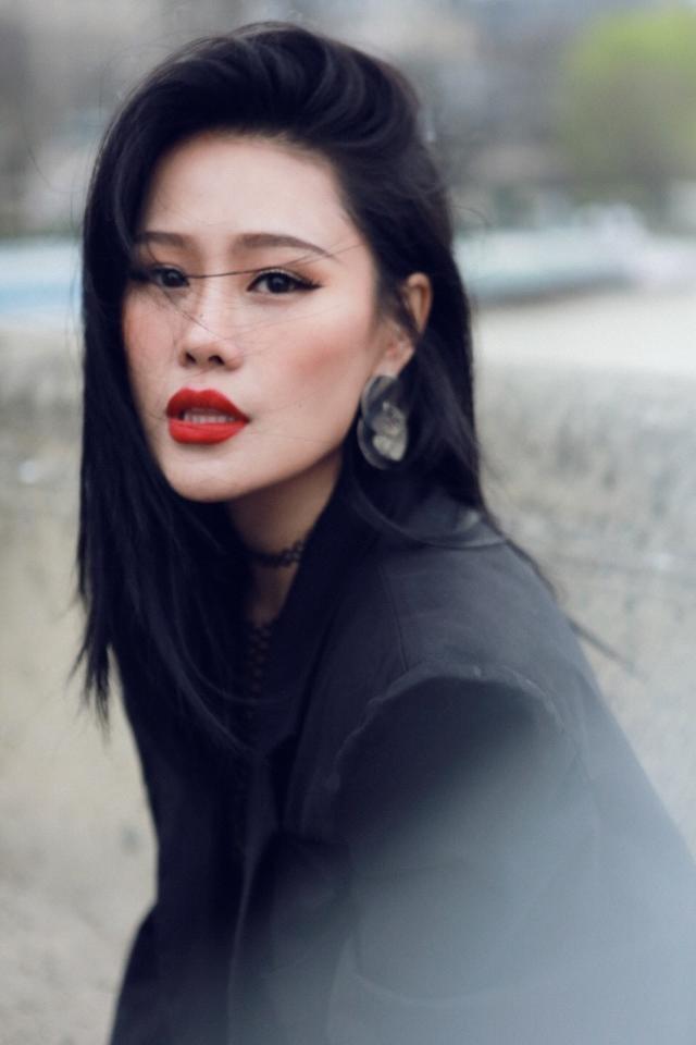 袁娅维晒巴黎节拍照33岁她画风独特还挺有气质