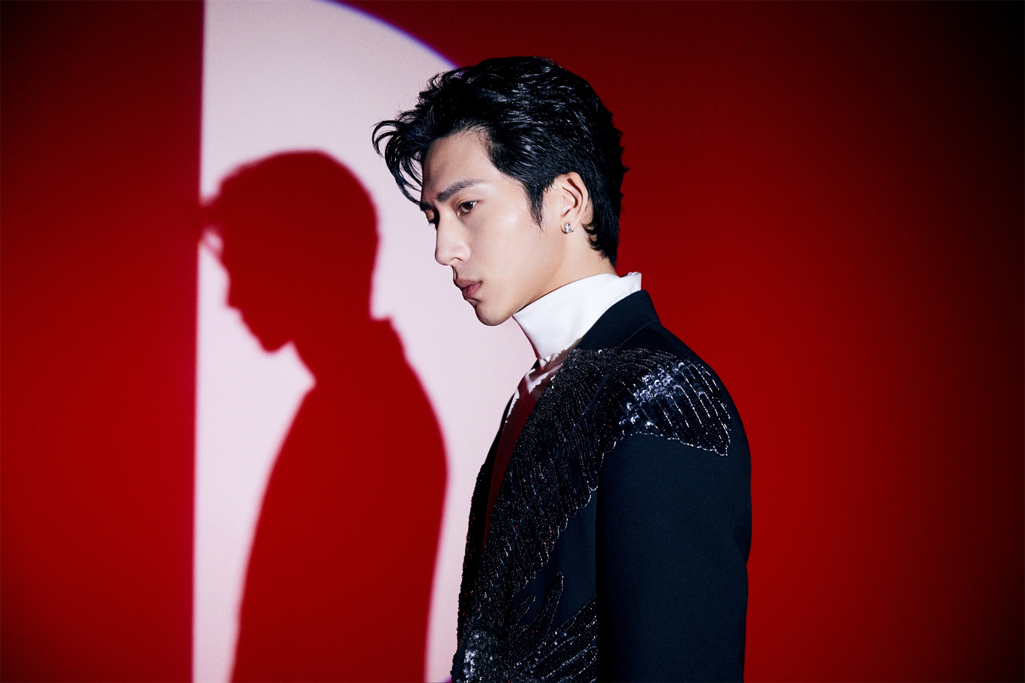 井柏然亮相杂志盛典 刺绣西装展现独特井式时尚