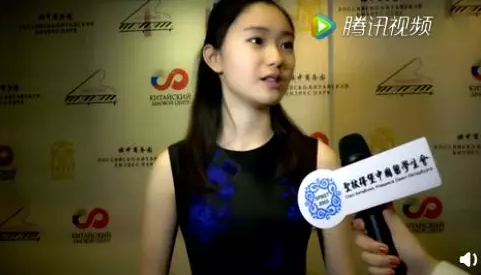 而弹钢琴的陈子仪 ↓ —— 讲完.