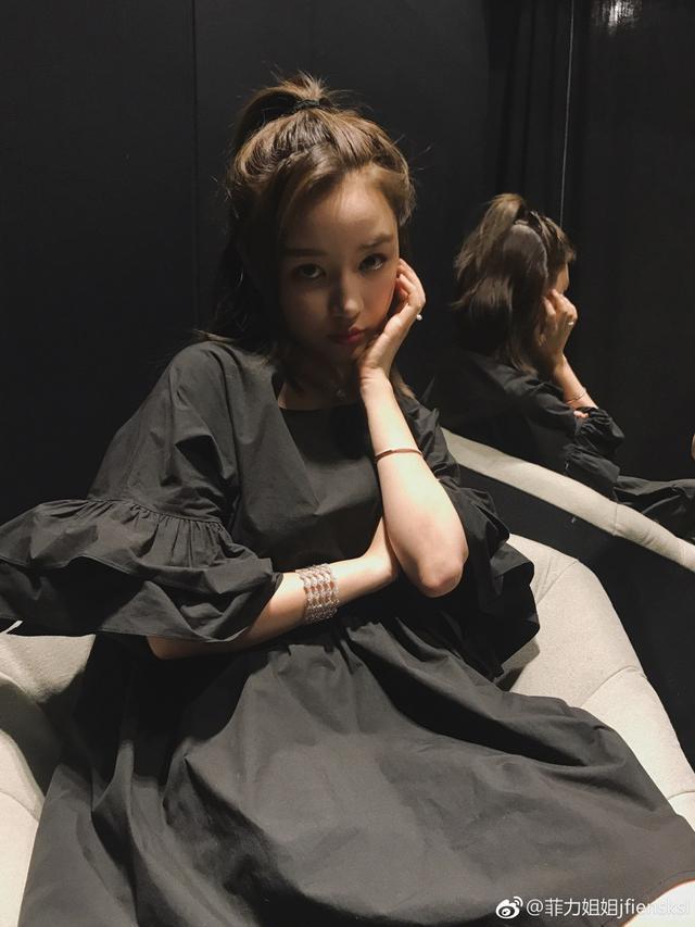 网红雪梨晒新自拍双眼无神论美瞳的重要性