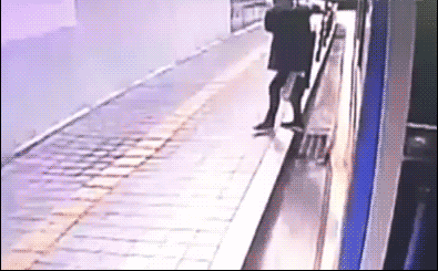 搞笑GIF:两位姑娘看上去关系不是很好,看眼睛就知道了 - 360娱乐,你开心就好
