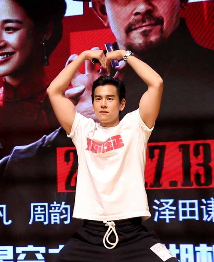 彭于晏实力宠粉双手比心女粉丝高呼彭于晏我喜欢你我也喜欢你