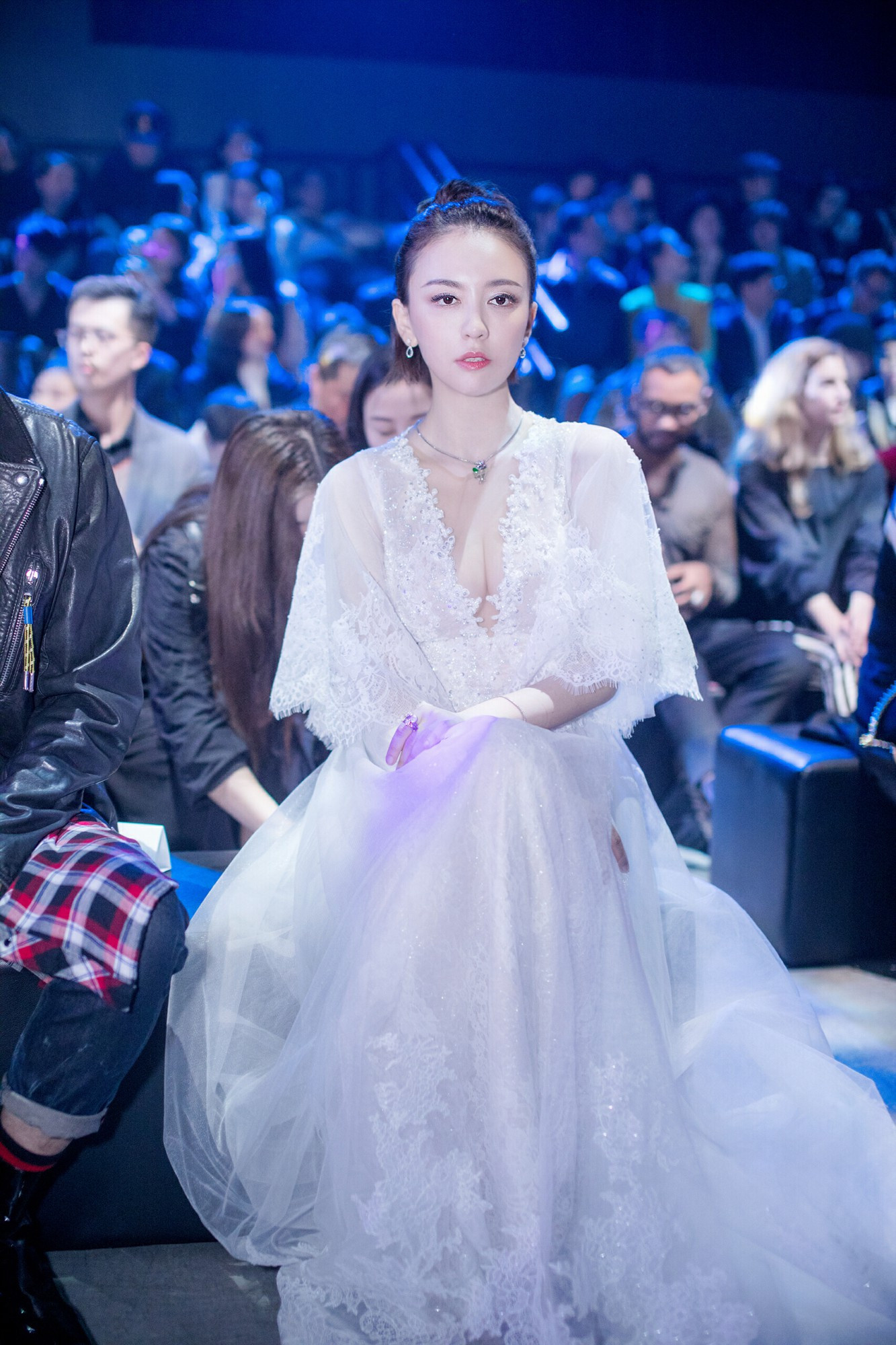 吕佳容受邀出席上海时装周 白衣长裙仙气灵动