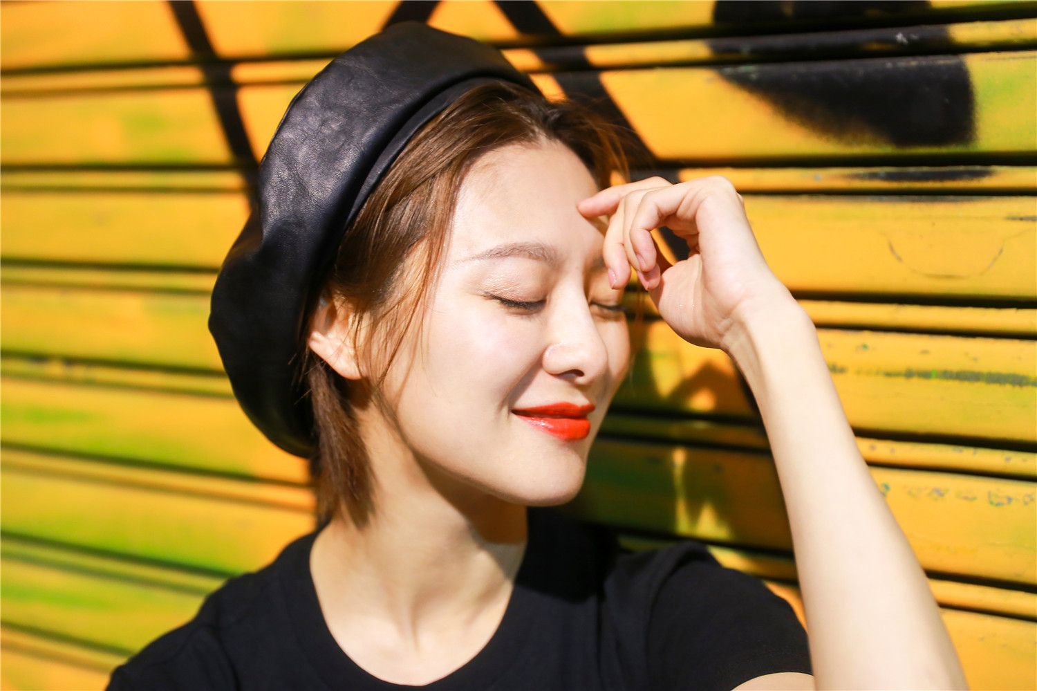 王汀最新街拍曝光光影间演绎别样港风