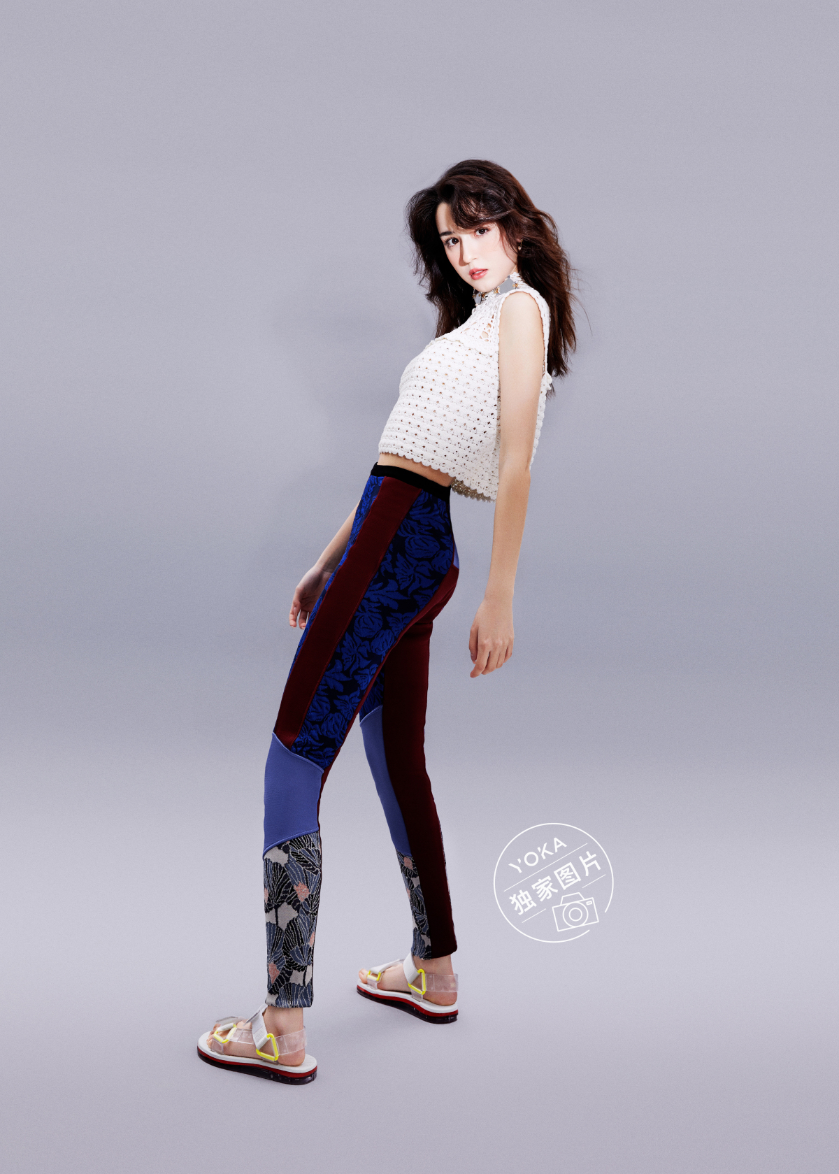 哈妮克孜最新大片发布 复古红唇解锁多面时尚