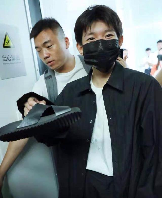 不愧是顶流，机场人潮拥挤粉丝鞋都丢了尴尬的是还被王源捡到了