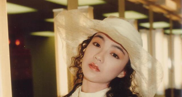 比如今天要说的陈慧娴,虽然比周慧敏大两岁,但是无论颜值还是才华一点