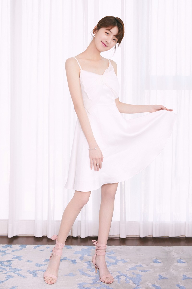 李凯馨白色吊带裙亮相活动 仙气十足美出新高度