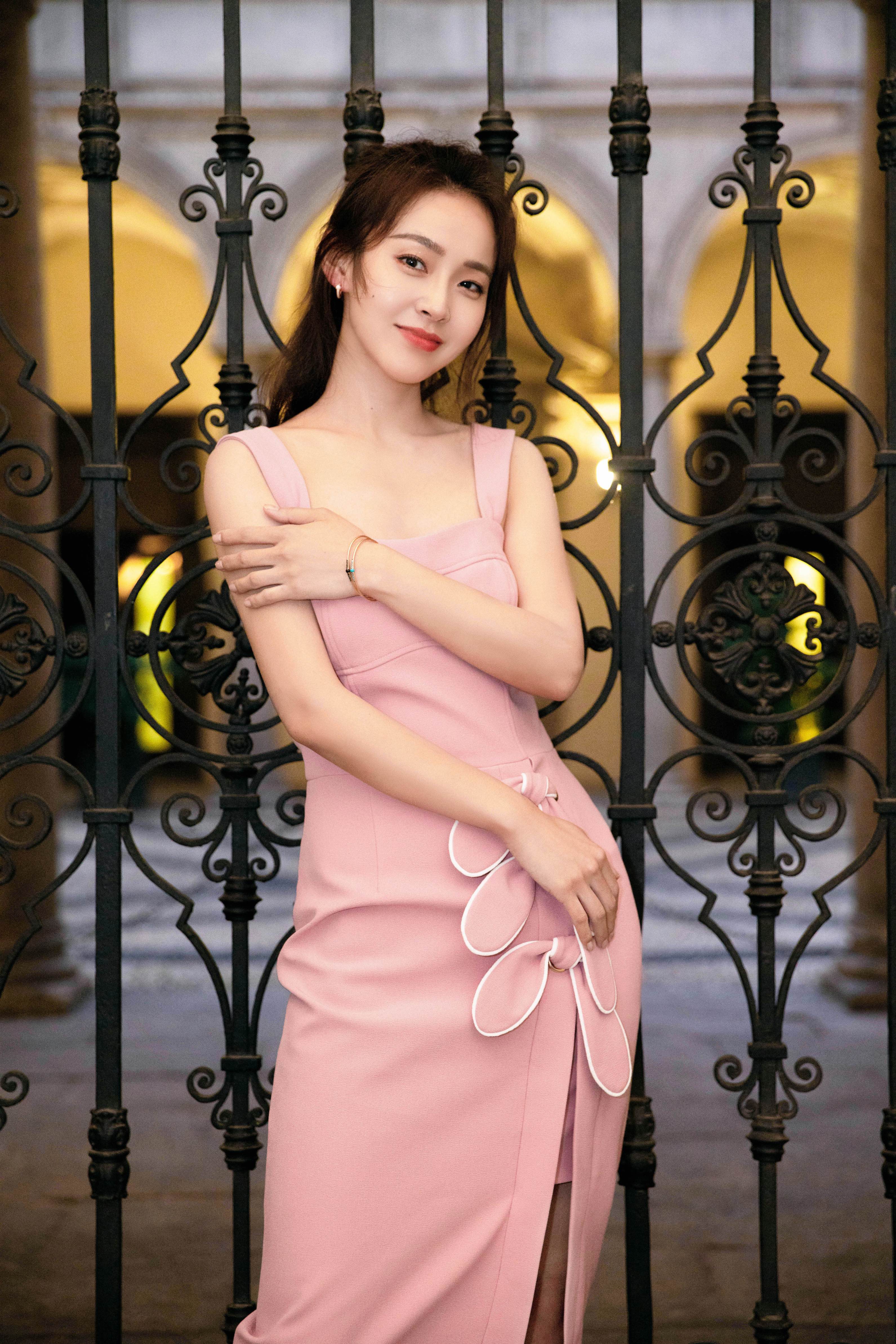 张佳宁粉色兔耳裙装甜美可人 极具意式浪漫风情