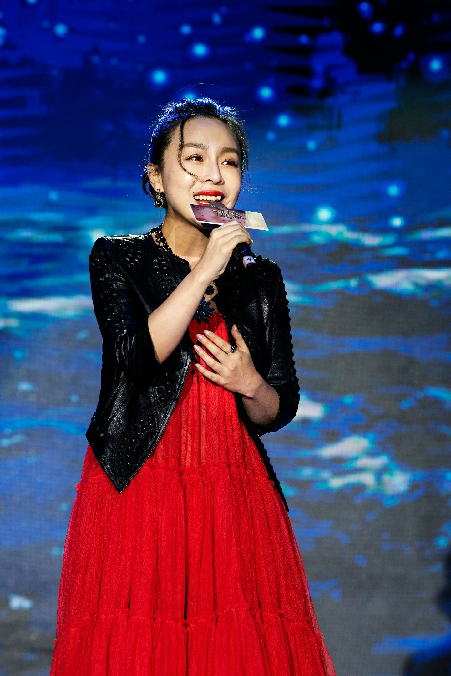 力上加力王奕丁出席十大金曲颁奖盛典 一人狂揽三大奖项