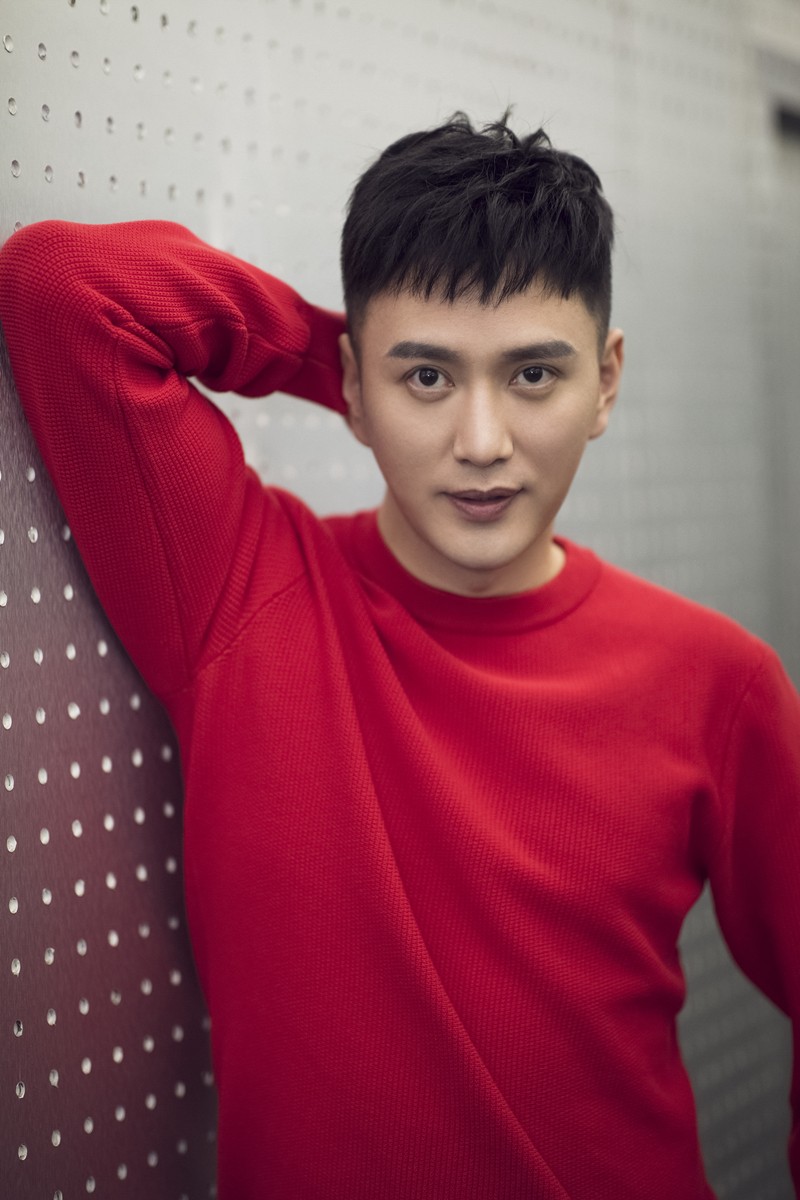 王仁君新年写真青春帅气 红色毛衣尽显暖男气质