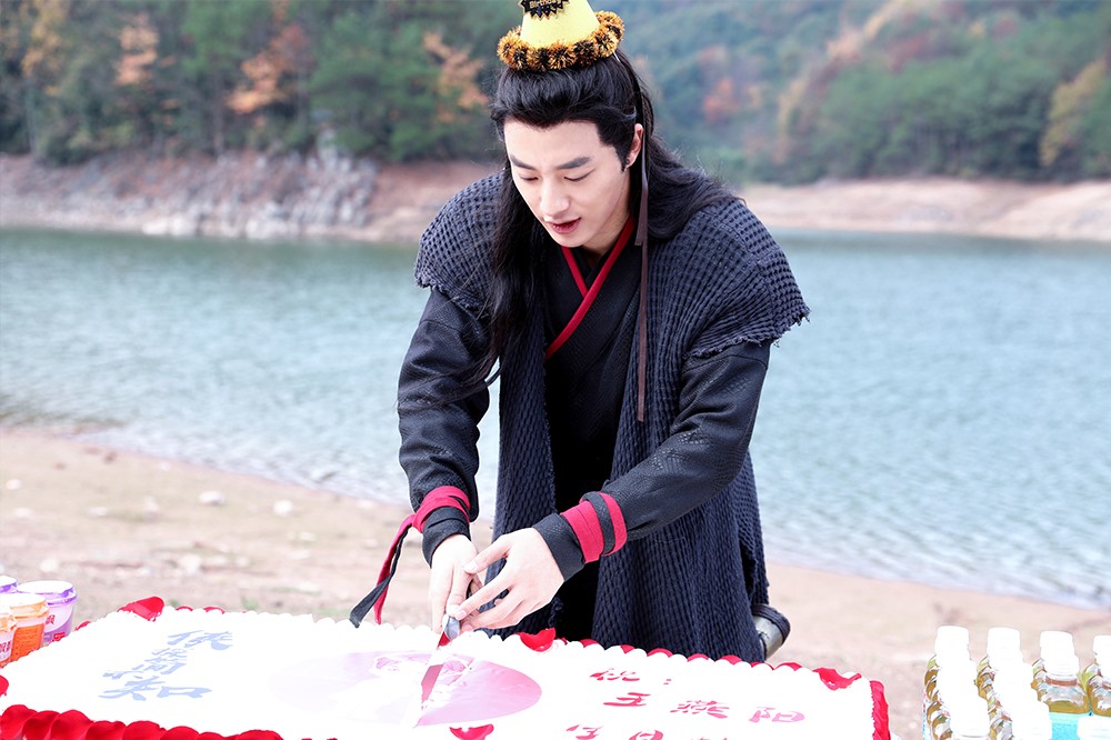 王燕阳剧组庆生 获最爱礼物秒变"王三岁"