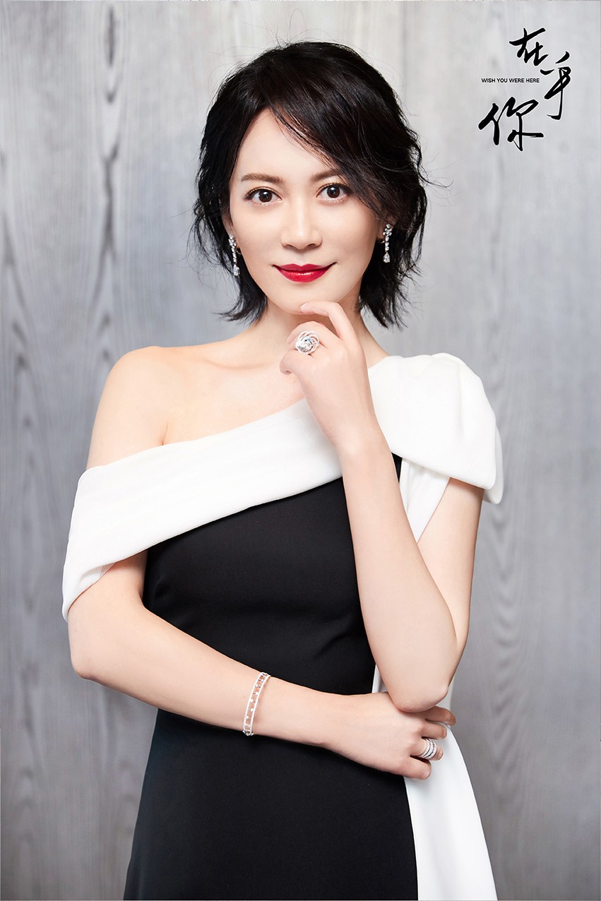 电影在乎你主创亮相丝绸之路电影节闭幕红毯俞飞鸿黑白配长裙惊艳古城