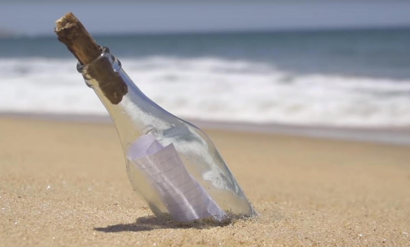 外国女子在海滩捡到漂流瓶翻译出纸条文字后开始了神奇经历