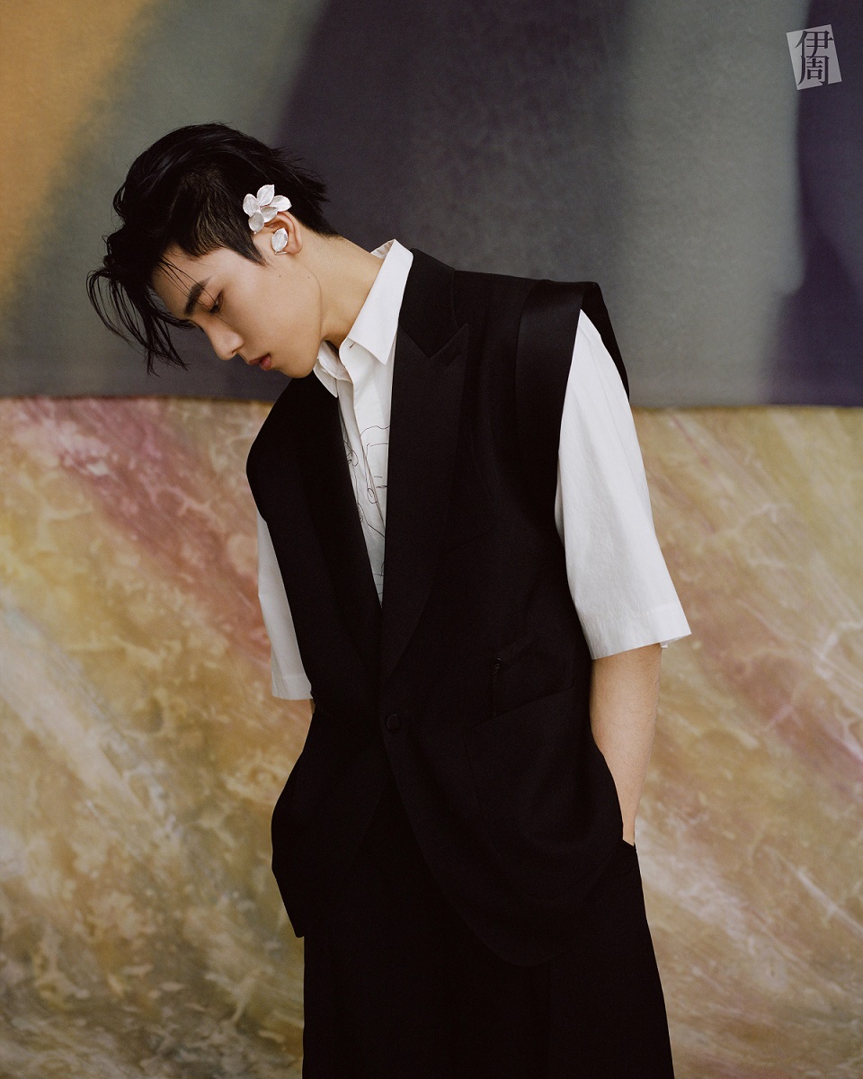 王子异封面大片 诠释复古风造型多变潜力无限