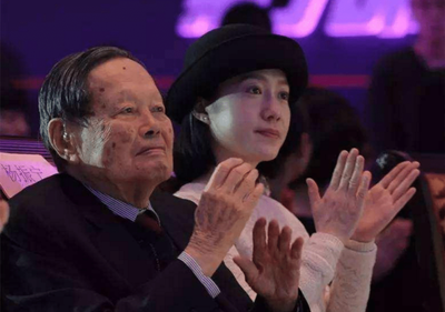 96岁杨振宇和美妻翁帆旅游,穿情侣装大秀恩爱,网友:翁帆终于被熬老了 - 360娱乐,你开心就好