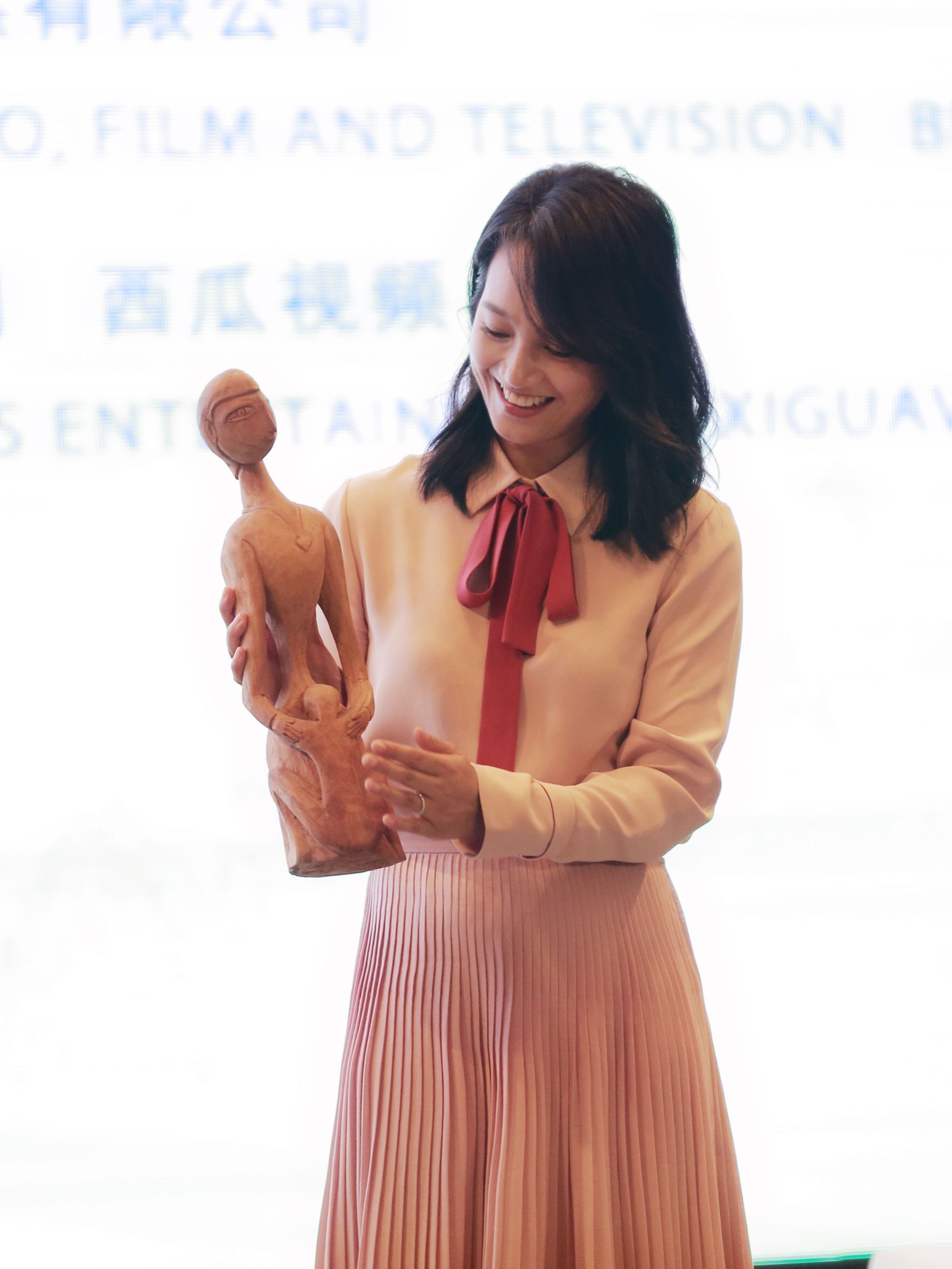 活动暨大型文化纪录片《丹行线》发布会在南宁举行,主持人朱丹以一袭