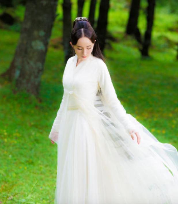 其实,明星戏服被拍卖给粉丝早已不是啥新鲜事情,此前李易峰在电视剧