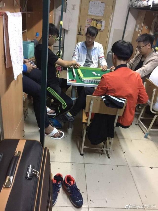 宿舍搞笑趣事合集:跟你说有女生要来,让你把衣服穿上也不穿