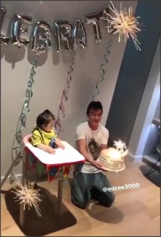 能让陈冠希心甘情愿下跪伺候的，就只有这个刚满一岁的小女孩了