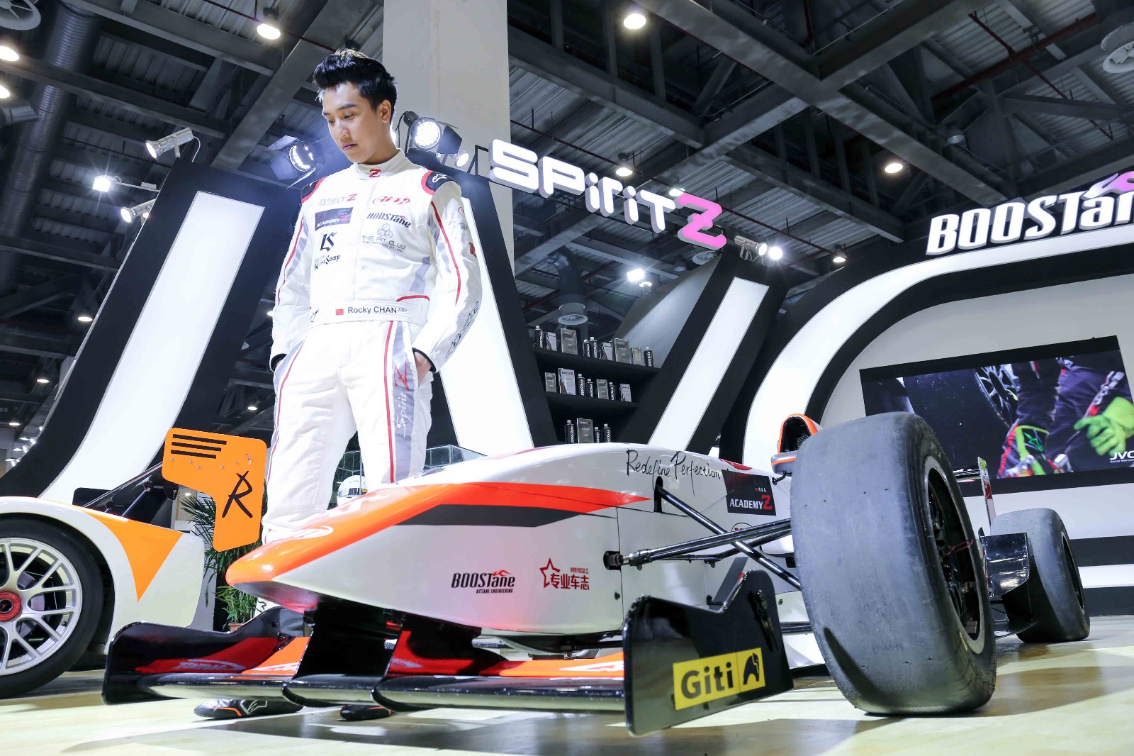 陈乐基赛车写真曝光 霸气利落为梦想步履不停