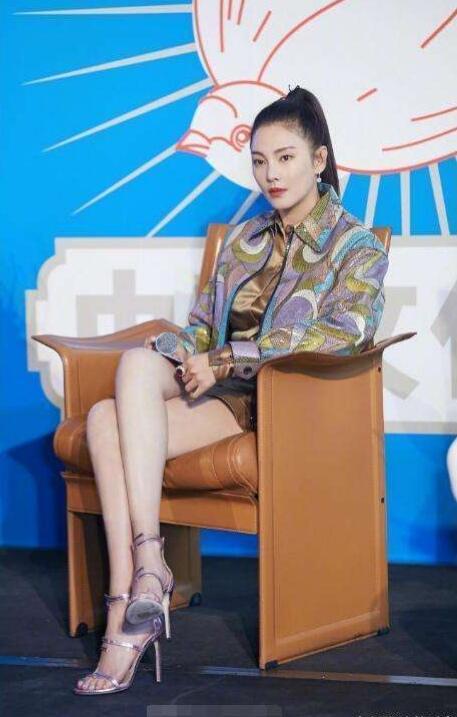 张雨绮胆真大穿热裤却坐一张透明椅子网友腿都拧成麻花了