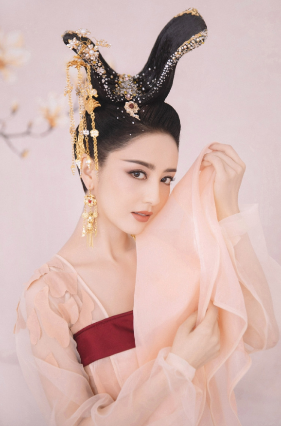 佟丽娅古装大片出炉身穿淡黄的长袍头发咋不是蓬松发型